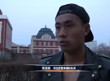 岳和闺蜜把我用嘴含进满动态图