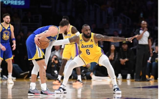 购物中心的情侣