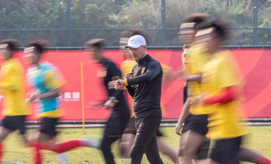 青娱乐伊人