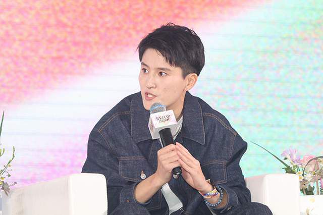 公交车被多人伦h